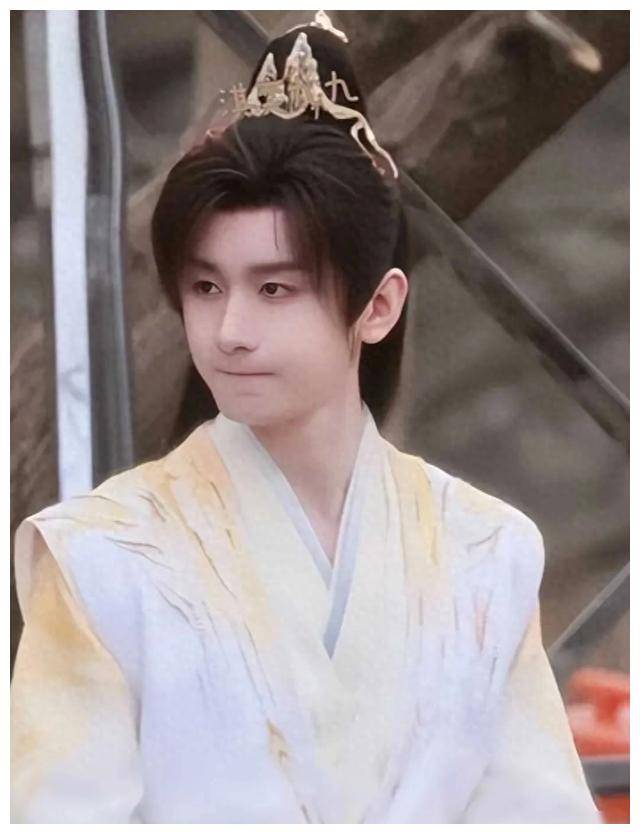 话说最近,43岁的马苏和34岁的任嘉伦同框的照片在社交媒体上掀起了一