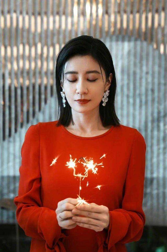 不过,据我们所知,赵丽颖实际上只是在家乡的ktv当服务员,这与传闻中的