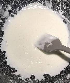 然后加进去,事先准备好的干果料,搅拌均匀,糖的状态非常好,非常拉丝