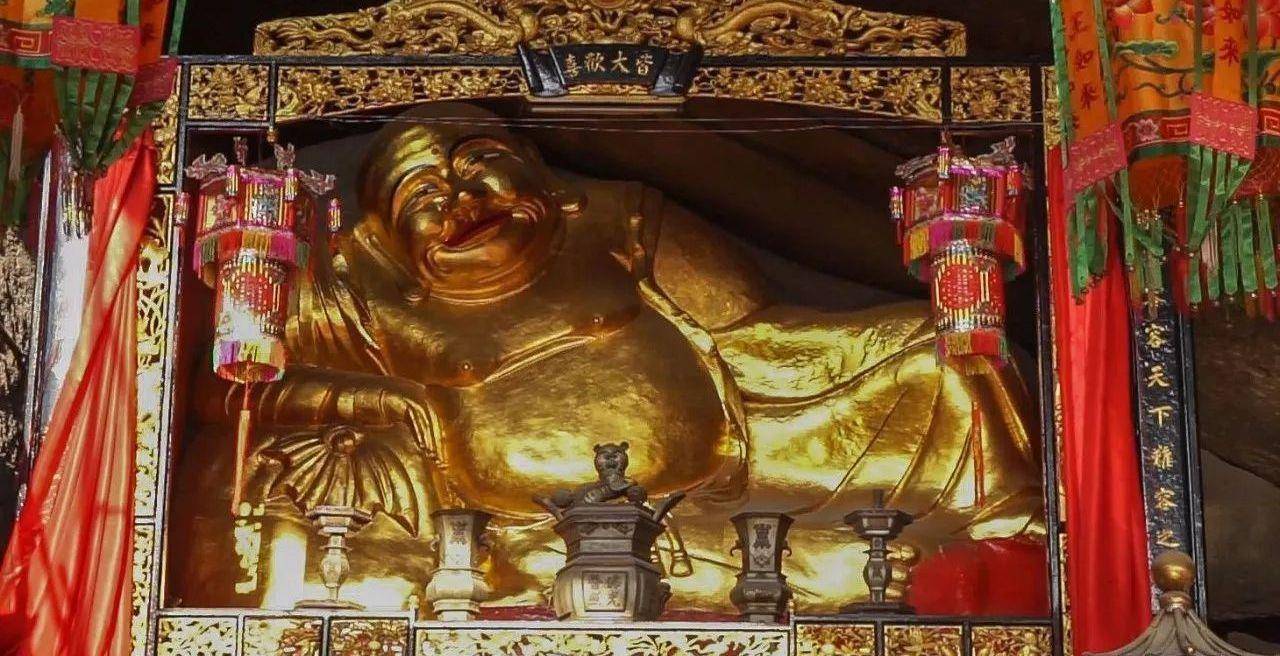 从它的肚脐眼中可以向外流出很多白米,这是因为传说弥勒佛可怜甘露寺