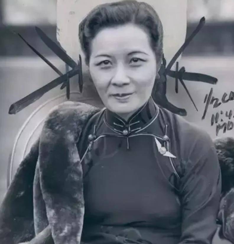 原创1994年孔令伟遗体运往美国牧师祈祷时宋美龄掩面哭泣悲痛不已