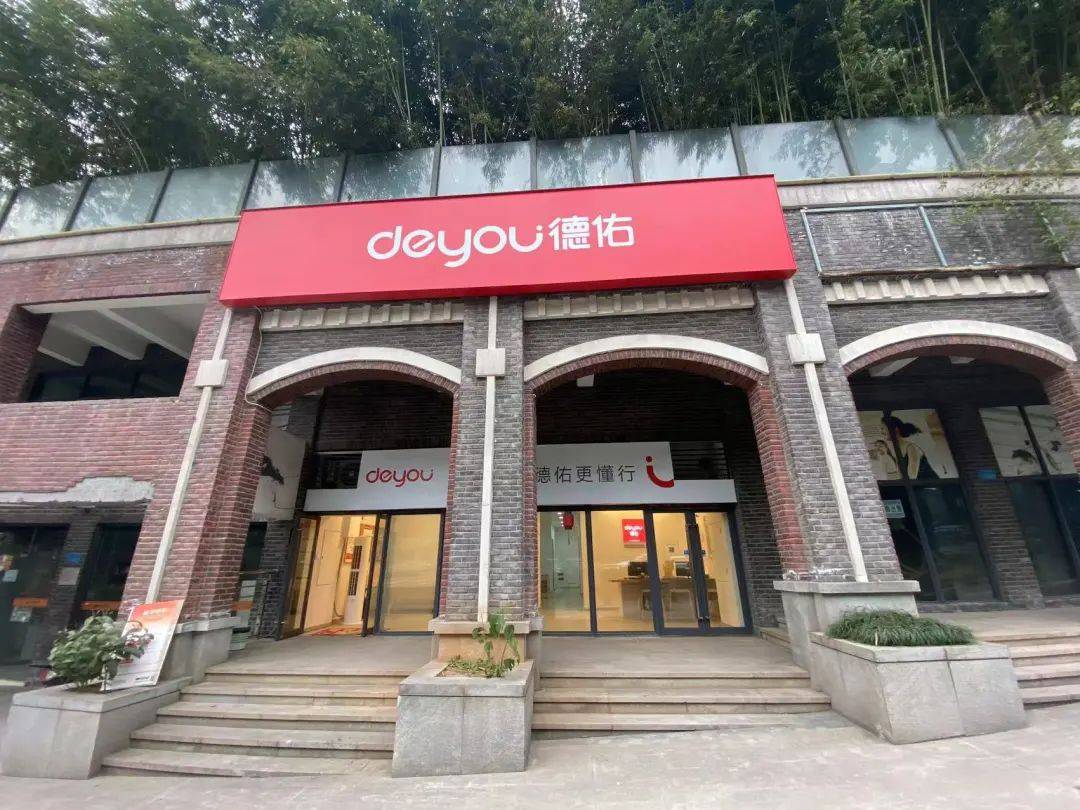 93年小伙脱下军装后踏上房产经纪战场建新功