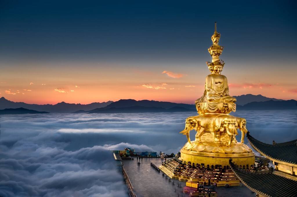 峨眉山是中国四大佛教名山之一,其地势陡峭,风景秀丽,素有峨眉