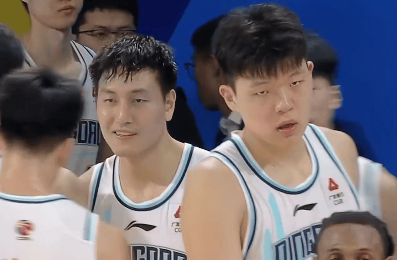 阿的江溺爱刘维伟,杨瀚森淡定,穆迪与段昂君击掌_比赛_1_nba