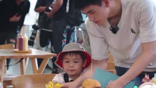 戚薇女儿lucky搞怪画风似甜馨_陈飞宇_john_因为