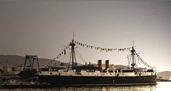 下定决心后,李鸿章一下向德国"伏尔铿船厂"订购了定远,镇远,济远三艘