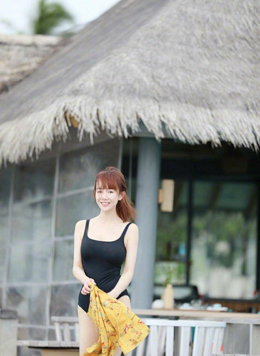 张檬这是被小五管住了吗穿方字领长裙还嫌不够还要配上一个小包遮掩一