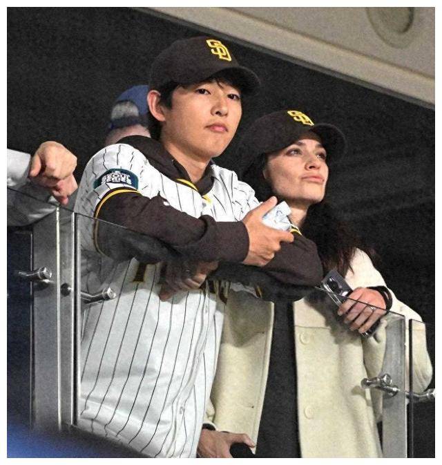 孙艺珍宋仲基同框观赛瞬间粉丝关注宋仲基脸肿原因