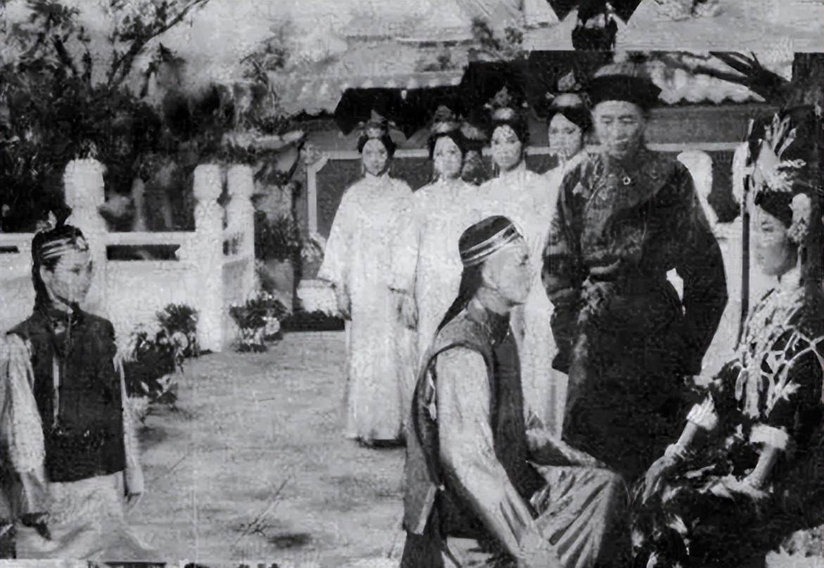 他恭敬是真,不乱搞事情也是真,但他的安,也不是假的.