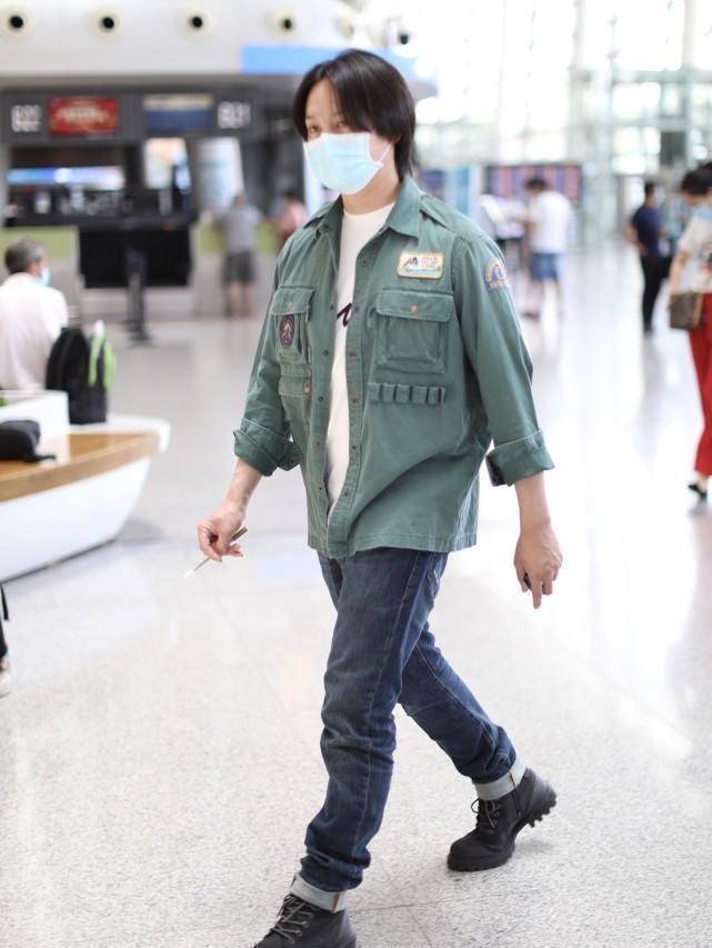 原创尹正私下里没那么油穿绿色夹克还挺清爽的素颜不邋遢