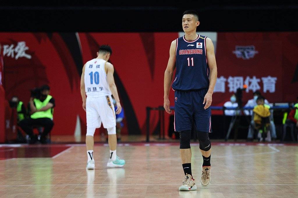 和周鹏同一期球员里的刘晓宇,苏伟也是先后离开广东队,人员流动频繁