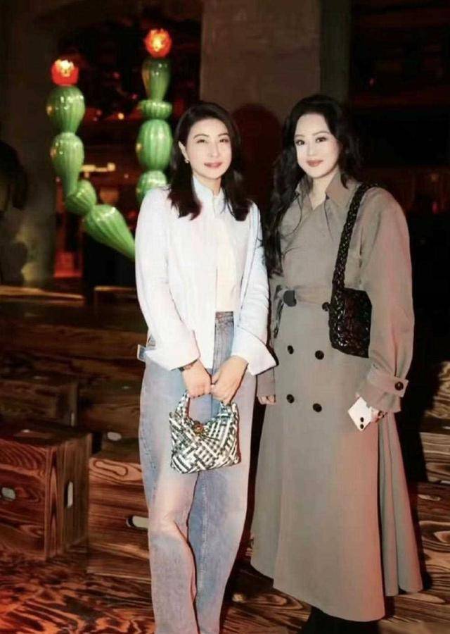 秀打扮素雅,与章小蕙罕见同框,对方雍容华贵显富态_时尚_张晓慧_生活