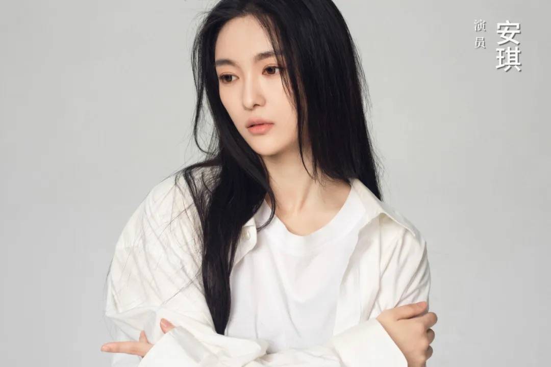 今日,演员安琪正式官宣加入博纳家文化传媒.