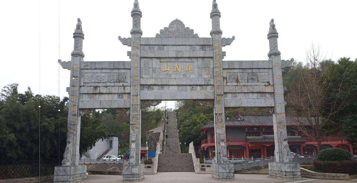 襄阳这座山,以"真武"命名,誉为"小金顶",张三丰曾在此授功_武山_武当