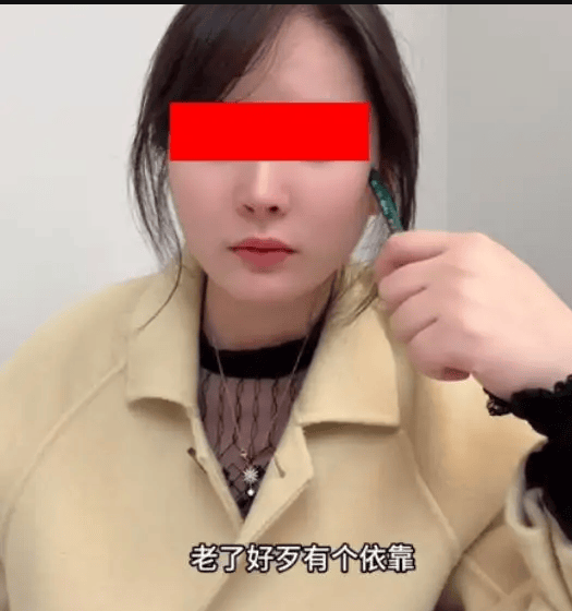 张宇看到李梅的那一刻,心中不禁為之一动,她的美丽和优雅让他有些心动