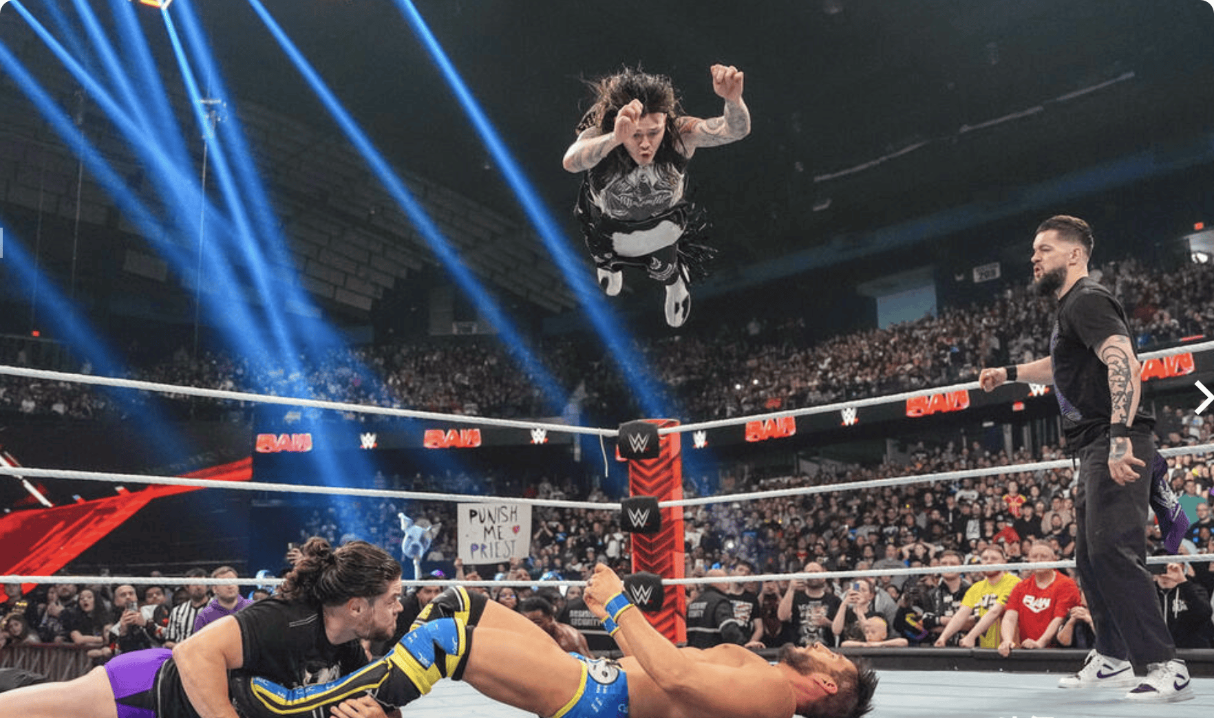 巨石强森暴揍科迪,鲜血涂抹腰带!朋克现身擂台,德鲁惨遭断头脚