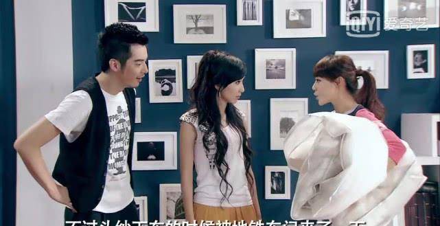 《爱情公寓5》里张伟操办中秋晚会像极了一菲指挥婚纱照,甚至不少观众