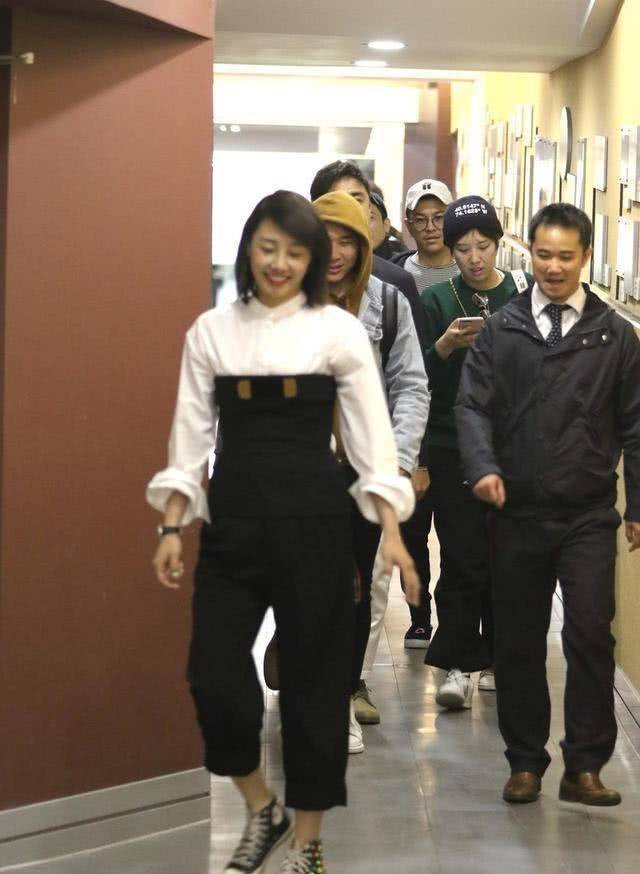 原创白百合胖成啥样了白衬衣搭黑色抹胸连体显粗壮双下巴太有肉感