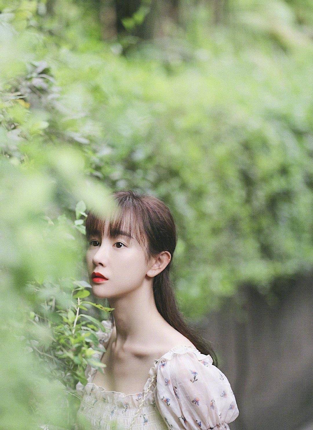 张檬这是被小五管住了吗穿方字领长裙还嫌不够还要配上一个小包遮掩一