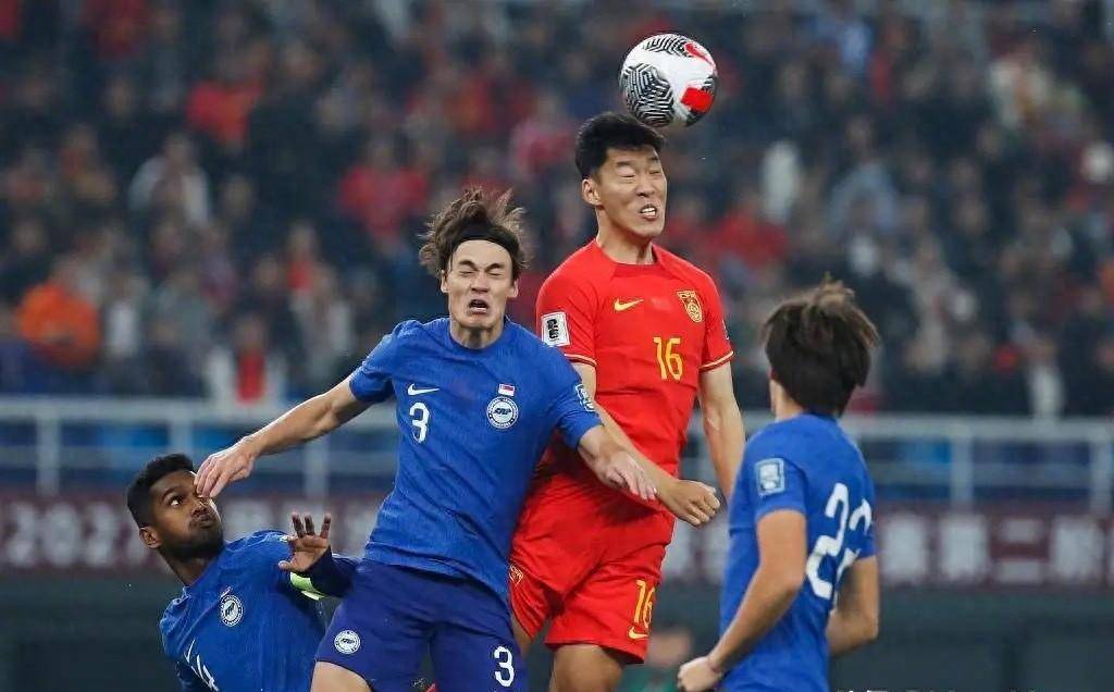 半场热议国足以前我看李毅踢球急现在李毅看球比我当年还急