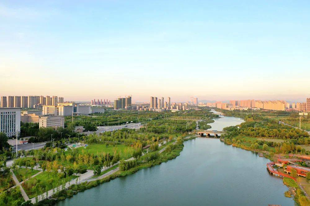 秦潭湖公园畔,新河景观带旁——安庆万达广场以自然生态为基底,以新生