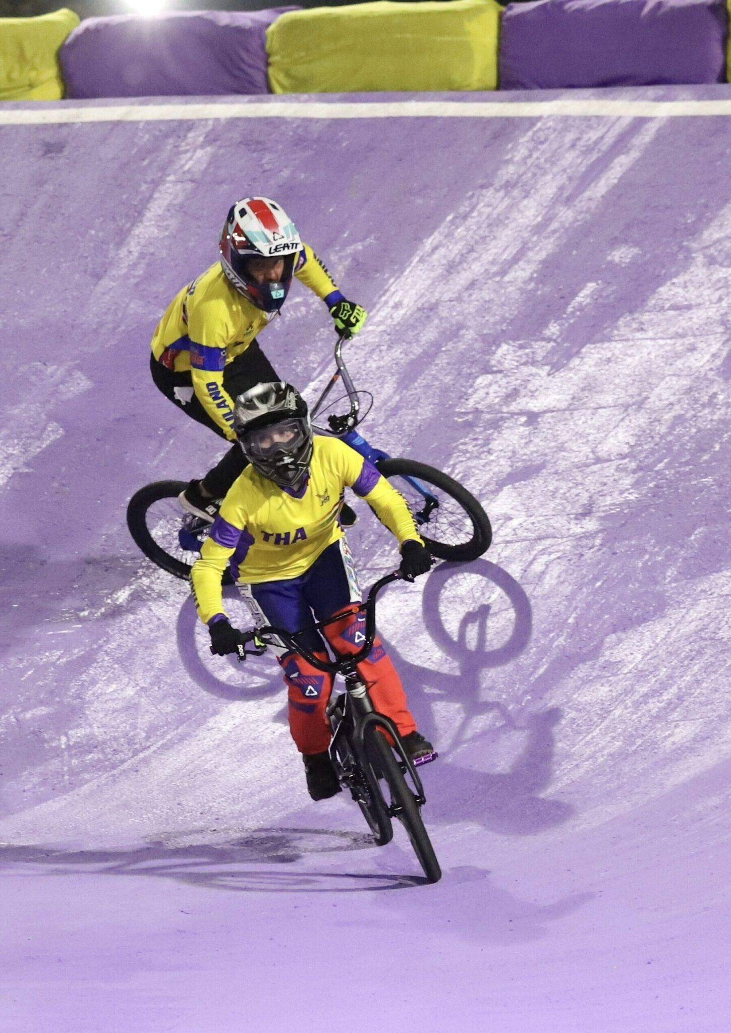 原创苏提达穿粉色裹身泰服营业啦太紧身勒出小肚腩越来越端庄优雅