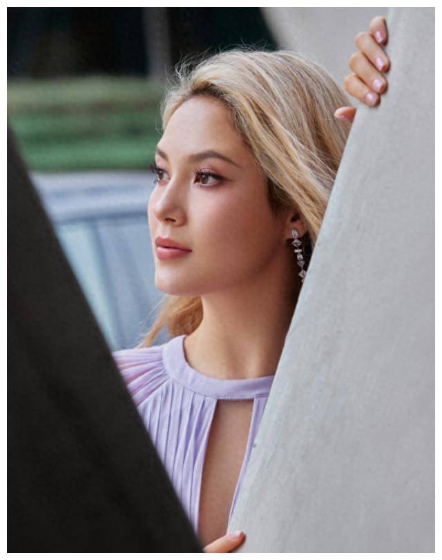 谷爱凌金发碧眼现身欧洲与豪车亮相瞬间成熟迷人