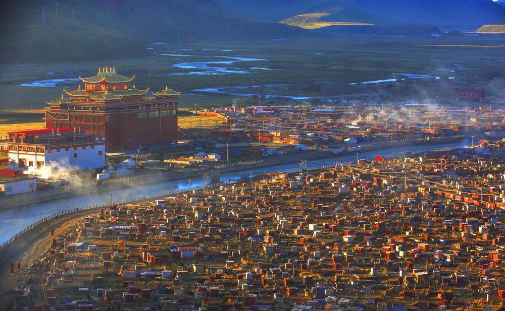 亚青寺这里根本算不上是一个旅游景点,只是修行者们心中的胜地.