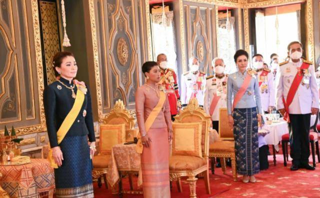 原创泰国王后苏提达和国王丈夫同框穿粉裙看着挺嫩自带高贵气场