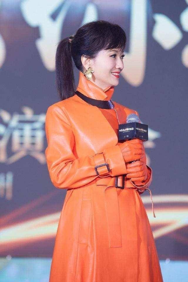 原创70岁雅芝也玩下半身失踪穿卫衣短裤超减龄高调秀大长腿