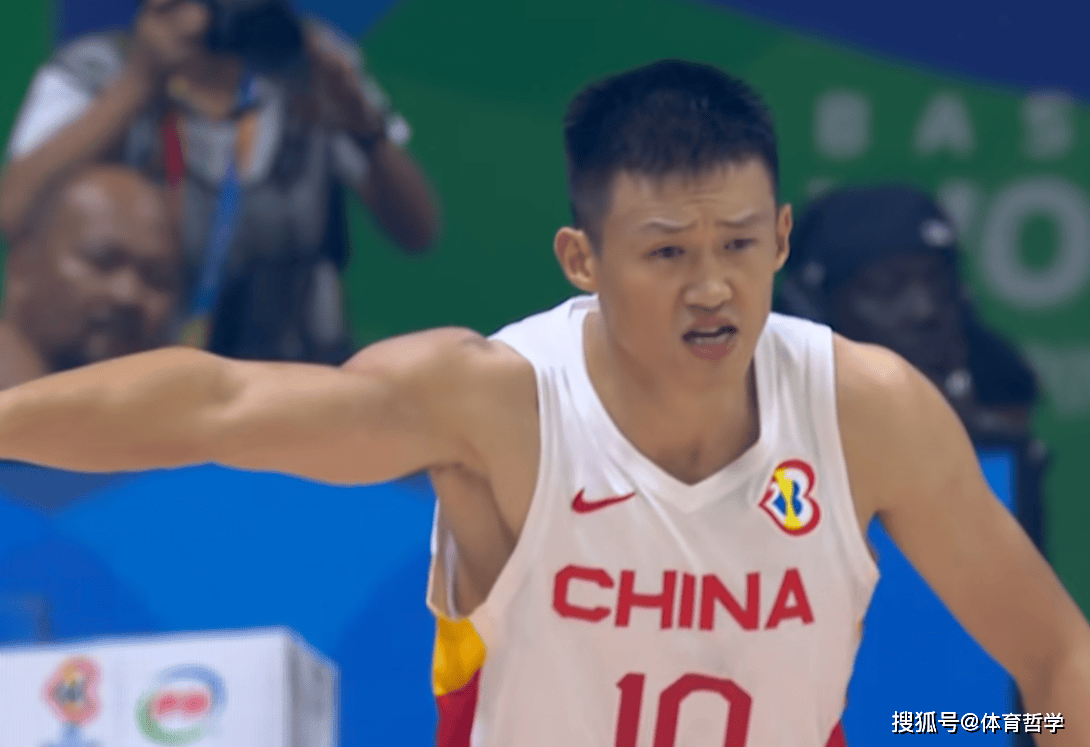 恨铁不成钢!周鹏暴怒,批评年轻球员,赛后砸烂更衣室