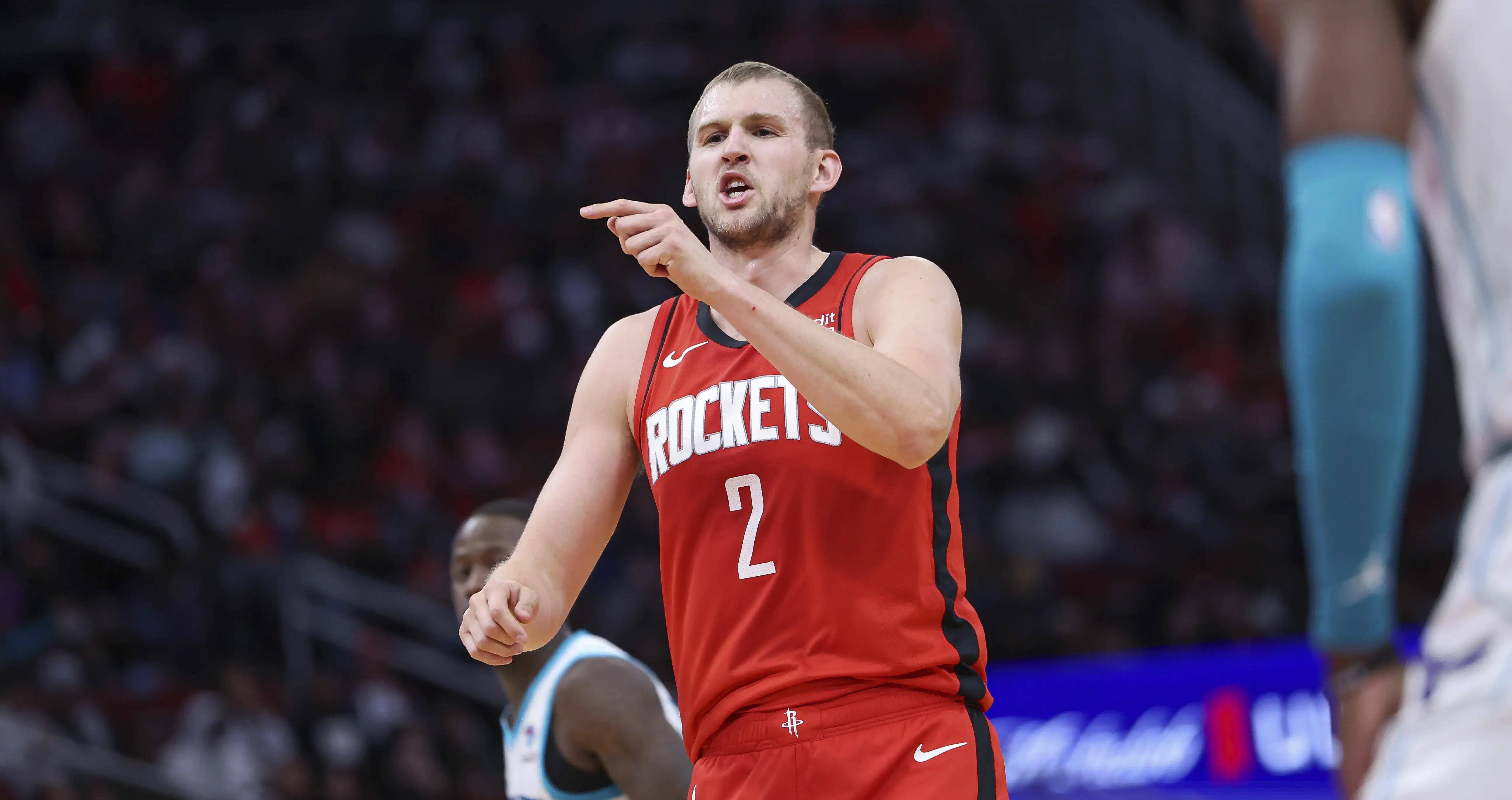 在本节比赛中,兰德尔的表现尤为抢眼.