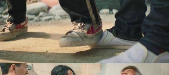 通过猛踩对方几脚,让田启文自然而然发出痛苦的表情.