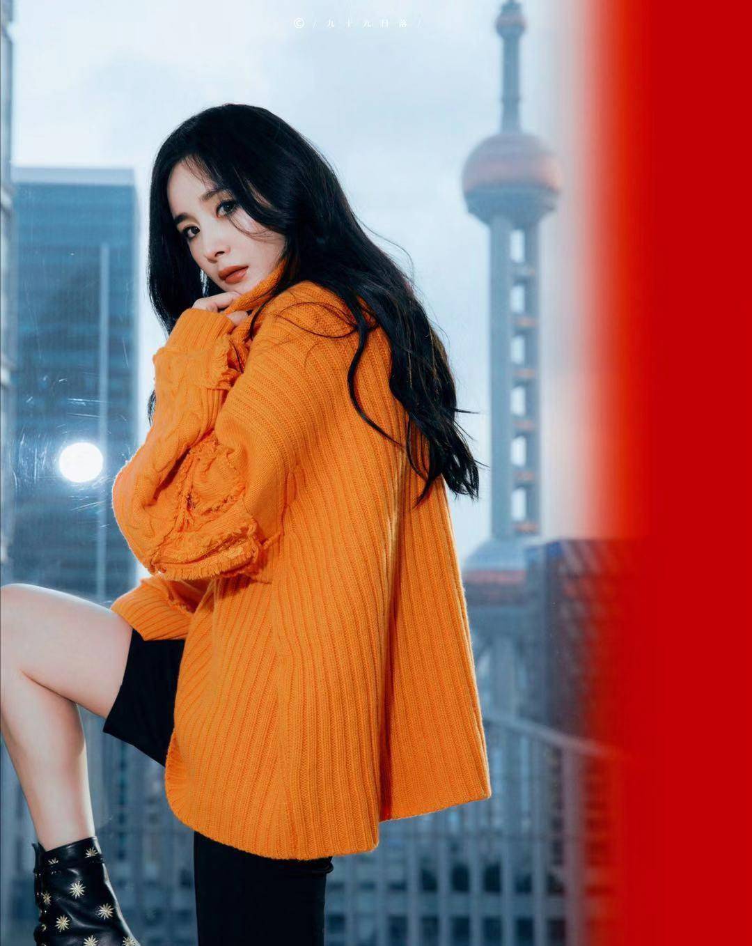 原创36岁杨幂瘦过头了吧穿黑丝逛街一双腿像竹竿豺了吧唧的风能吹倒