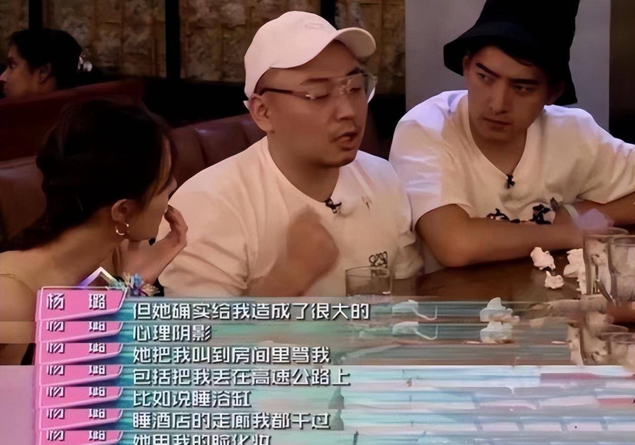 原创助理跪地举高话筒换鞋两人伺候明星的贵族待遇就停不了