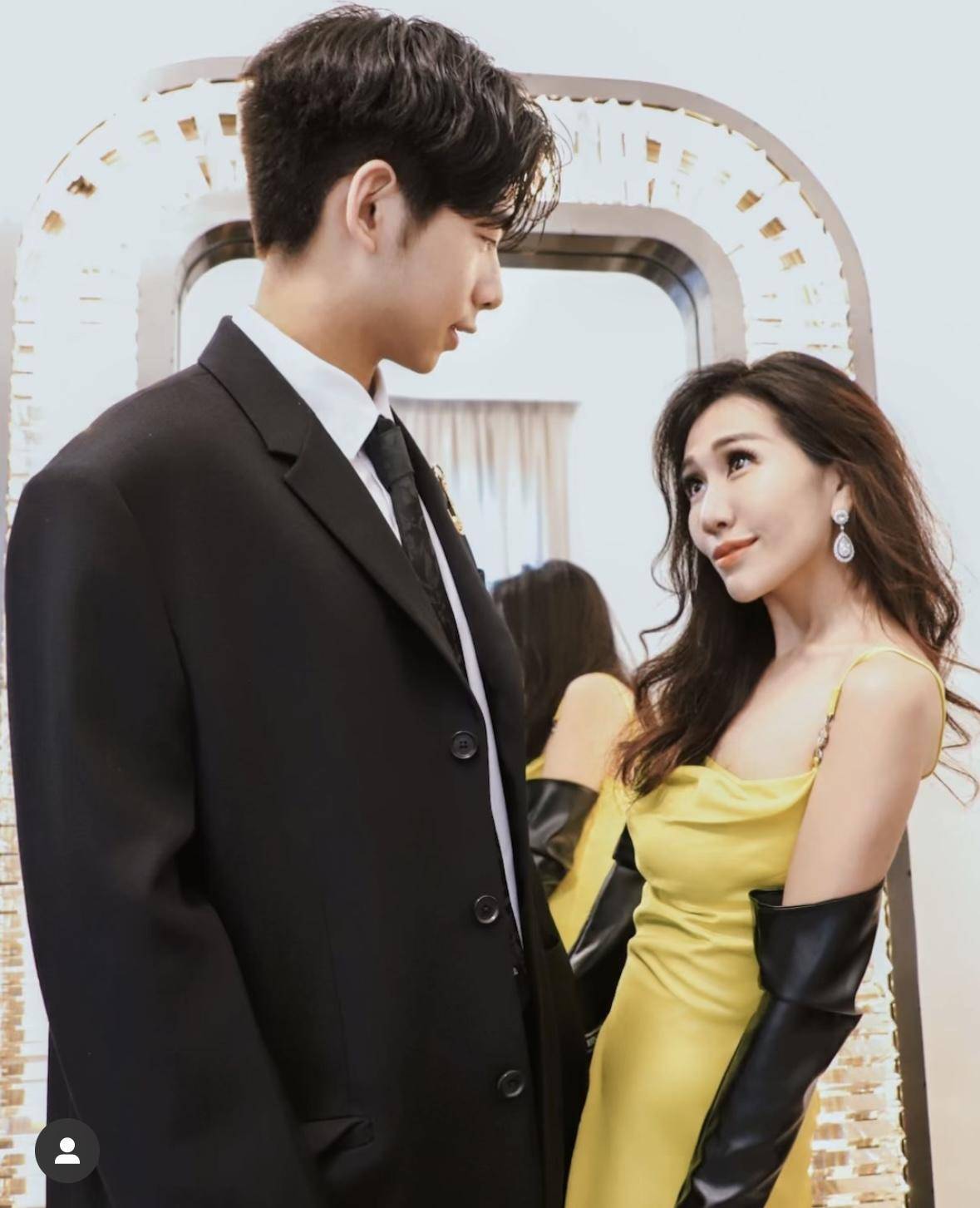 何超盈晒照表示缺席活动原因,与丈夫依偎小鸟依人