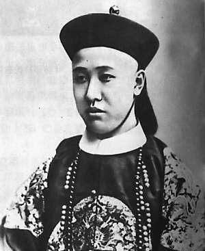 1901年7月12日,年轻的载沣带着随从官员,从北京永定门启程,经天津抵达