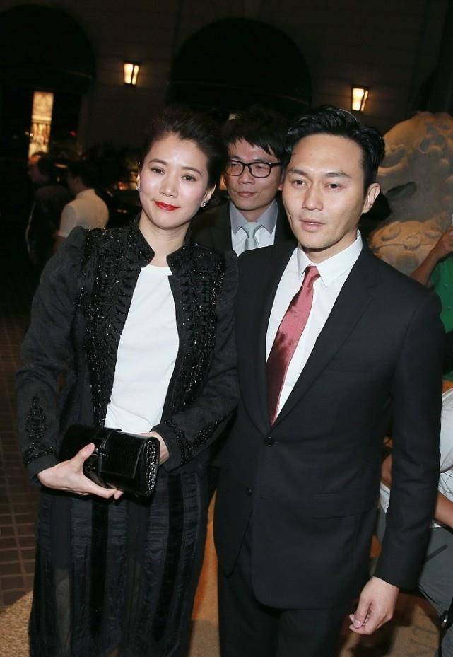 原创袁咏仪的气场太强了一身黑白造型很大气张智霖都被比下去了