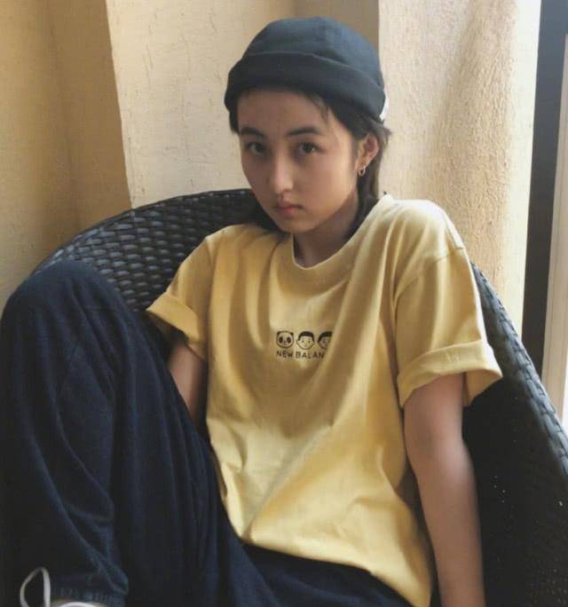原创张子枫身穿淡黄色t恤头戴瓜皮帽邻家女孩的既视感