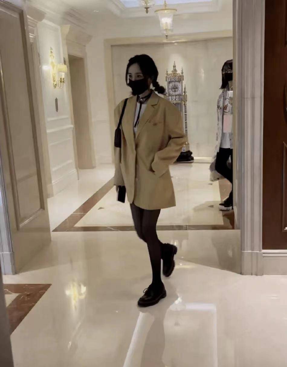 原创36岁杨幂瘦过头了吧穿黑丝逛街一双腿像竹竿豺了吧唧的风能吹倒