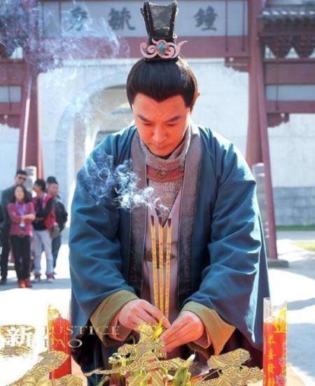 何家劲,范鸿轩等主演的《新包青天》,该剧根据古典名著《三侠五义》