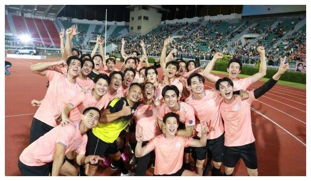 泰国三台54周年台庆盛典泰剧情侣秀恩爱两代名门绅士亲子相认