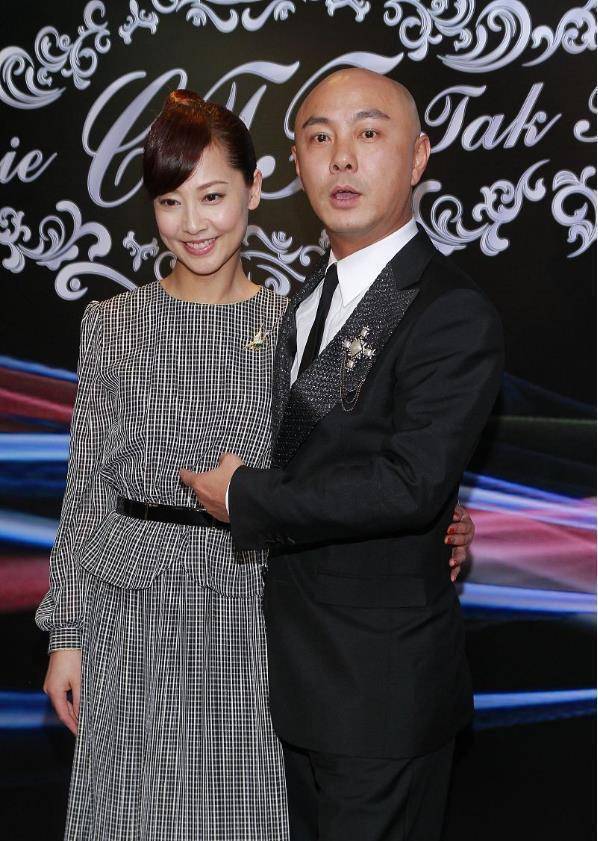 张卫健的老婆真挺会保养的虽然已经是中年人但依旧有颗少女心