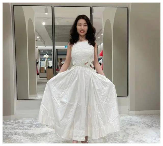 刘亦菲表姐与表妹甜蜜合照展现家族漂亮基因你也能看出吗