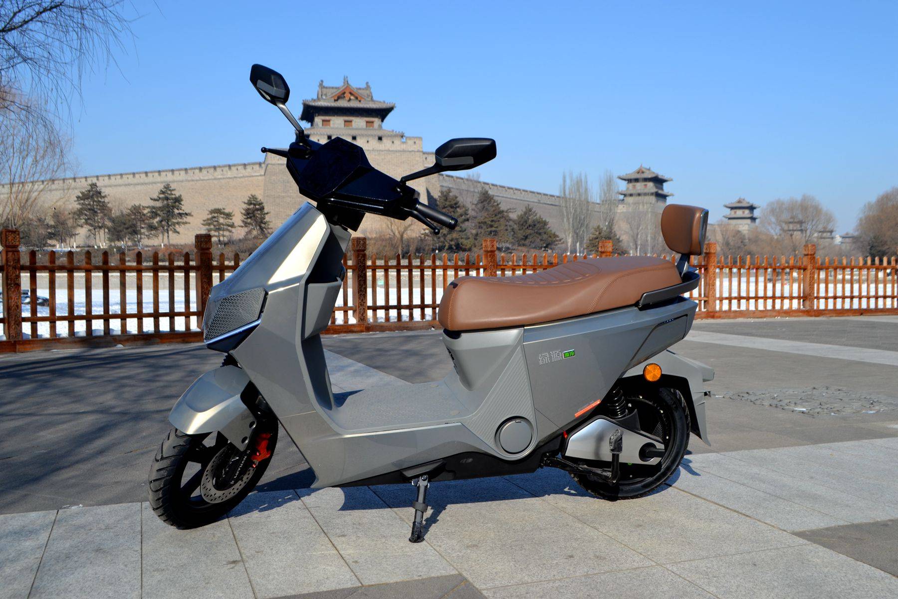 市场上也看了很多电动车,杂牌的电动车,看起来参数很唬人,但是不太敢