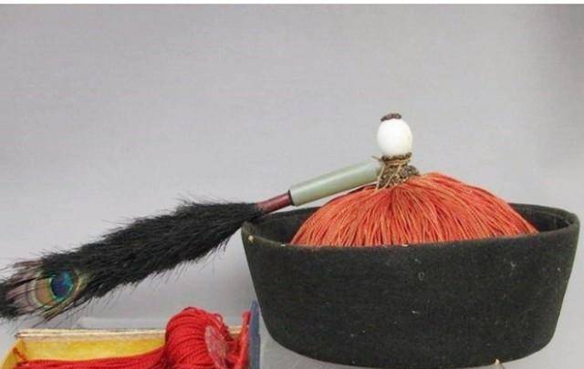 这次墓穴中发现的清朝顶戴的顶珠便是水晶材质,象征着墓主任清朝五品