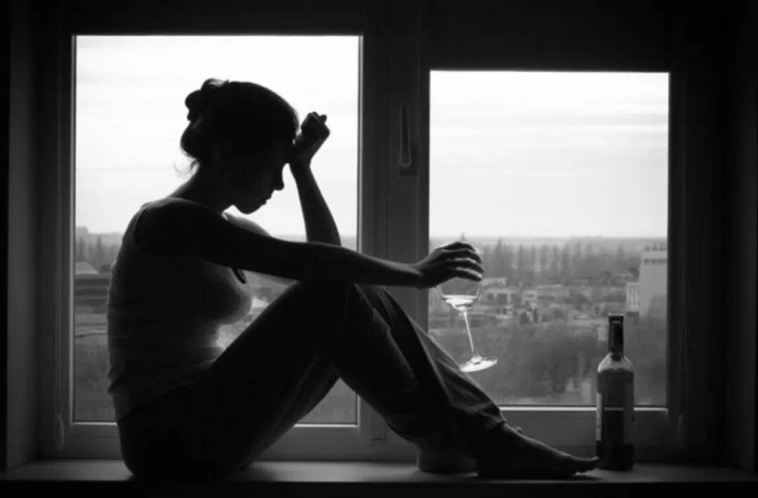 面对扑面而来的众多谣言,承受如此扎心的羞辱,女孩得了抑郁症,且需