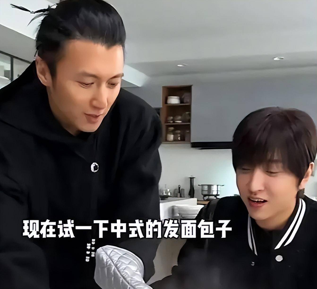 在画面当中也能够看到,谢霆锋忙前忙后,身边没有任何助理