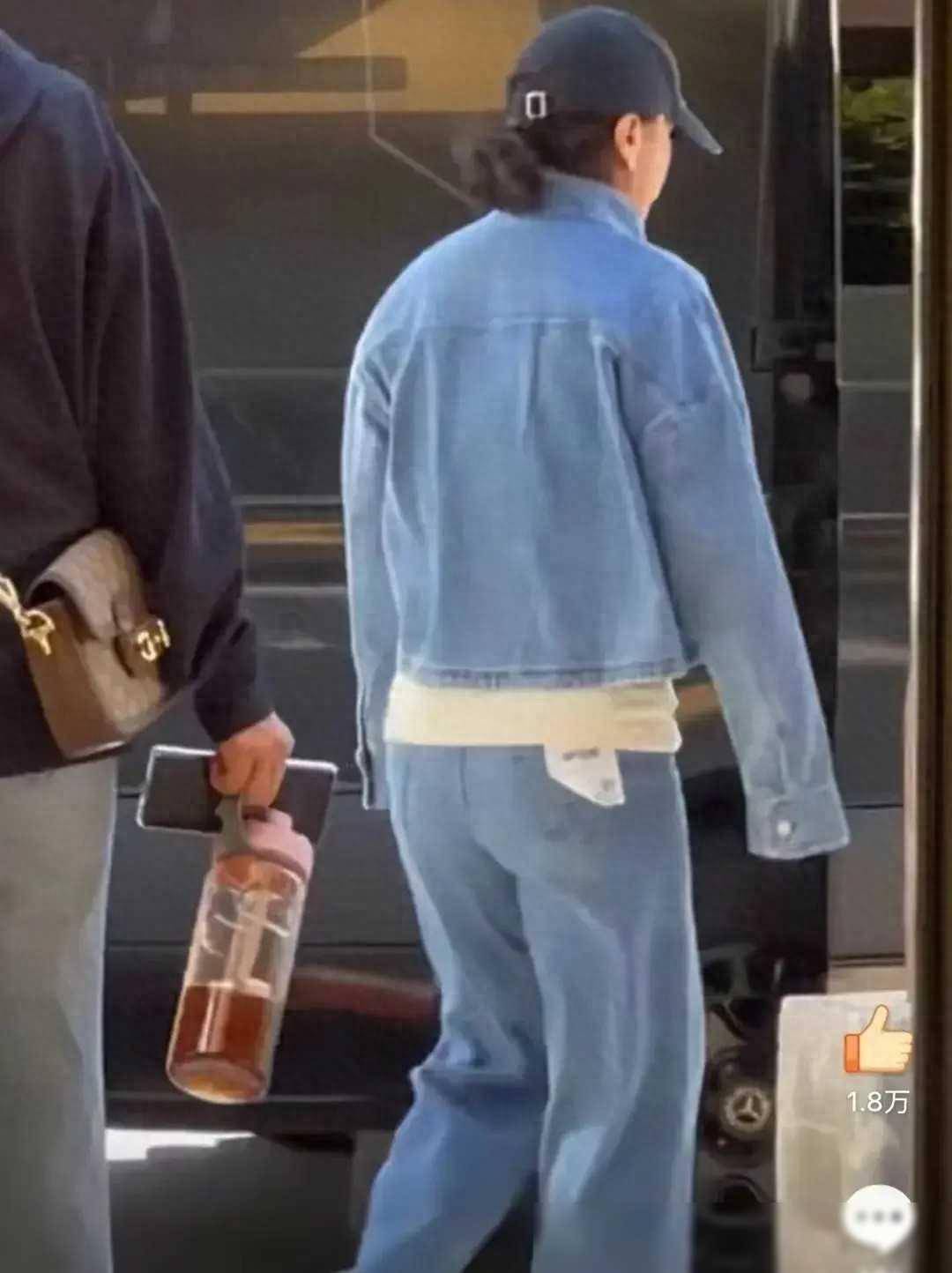 这么快就反弹了网友洛杉矶偶遇贾玲圆肩驼背身材走样