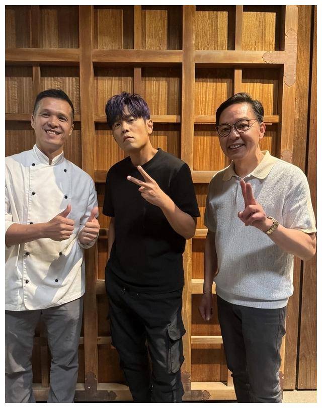 昆凌周杰伦参加活动时尚搭配大不同引领潮流